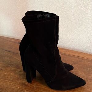 Size 9, Steve Madden suede boots black